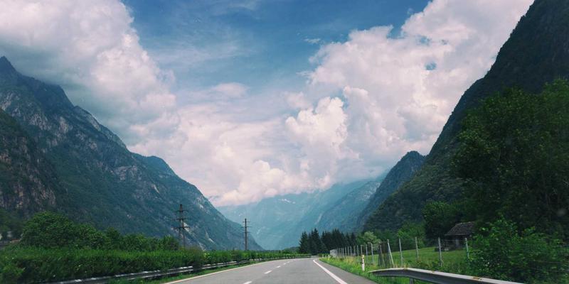 异地恋情感维护指南：专业恋爱指导与个人成长，如何通过情感咨询跨越距离构建亲密信任
